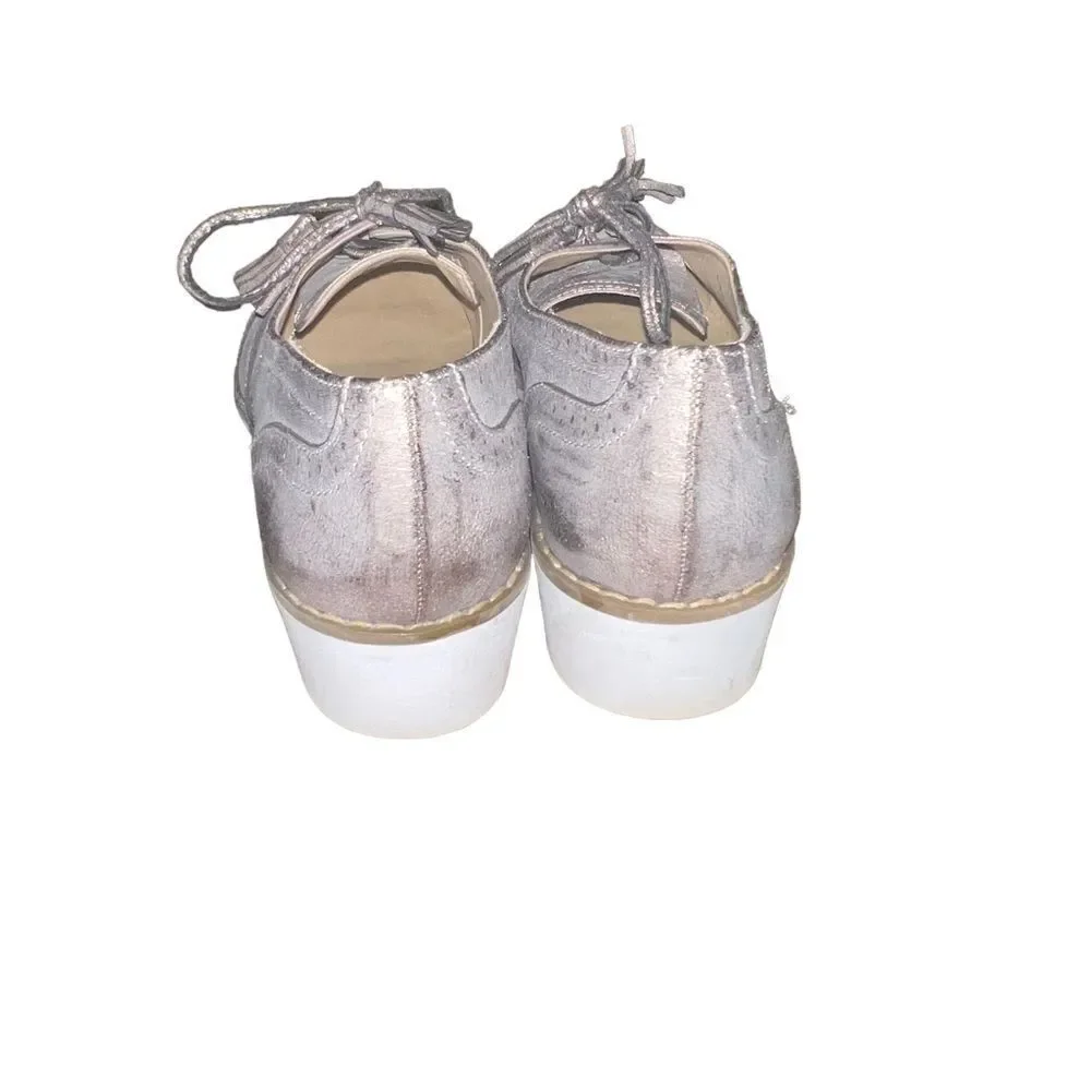 Adrienne Vittadini Trink Silver Distressed Leather Oxford Flats 6.5 in‎ EUC